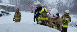Słuchacze z jednostek OSP podczas zajęć praktycznych z uwalniania poszkodowanych będących w pojazdach