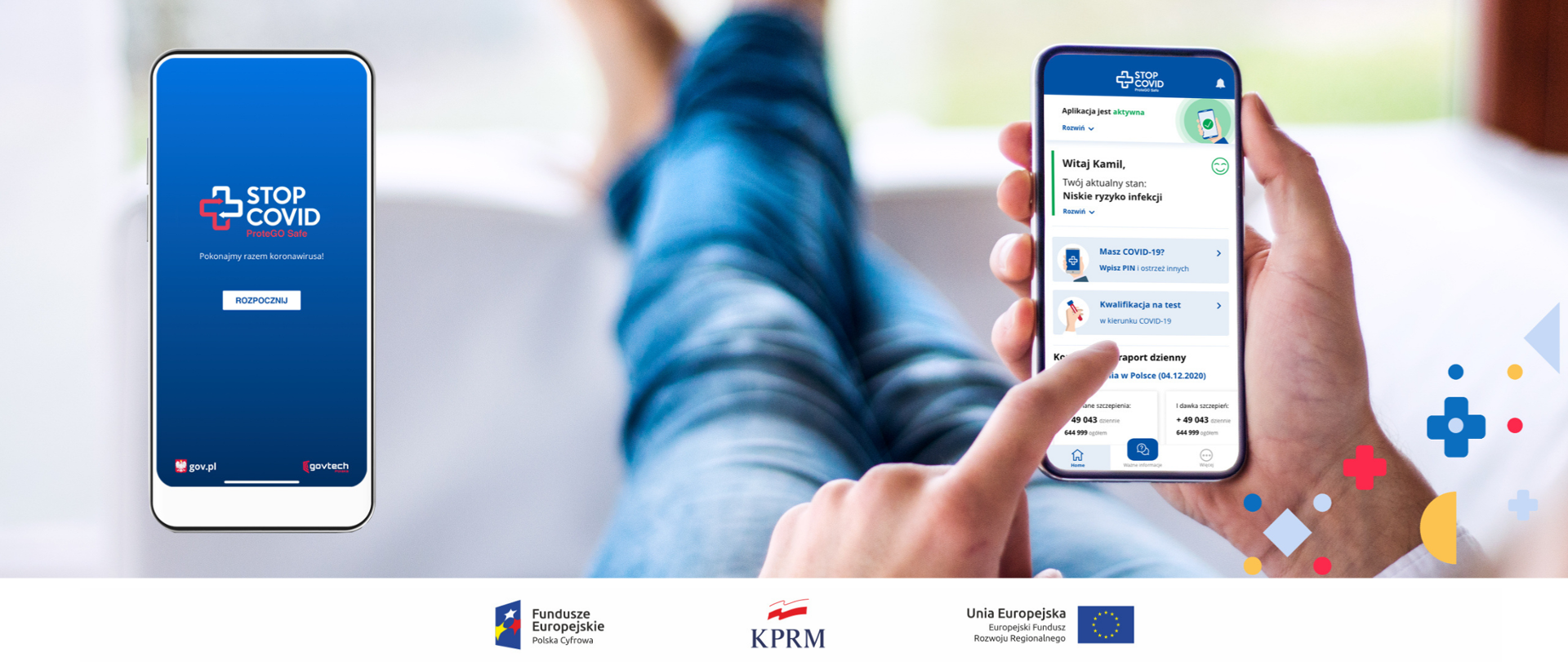 Mężczyzna leżący na kanapie - widok na trzymany w rękach telefon. Na telefonie - ekran główny aplikacji STOP COVID, z lewej strony - telefon z ekranem startowym aplikacji.