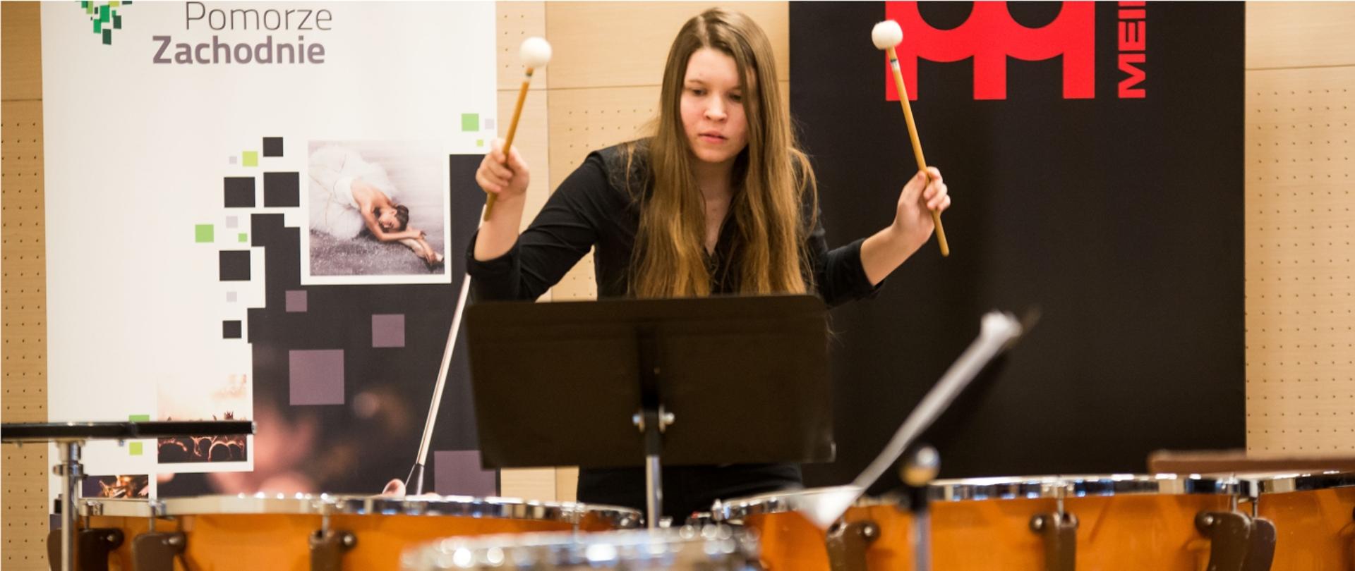 Grafika przedstawia osobę grającą na kotłach