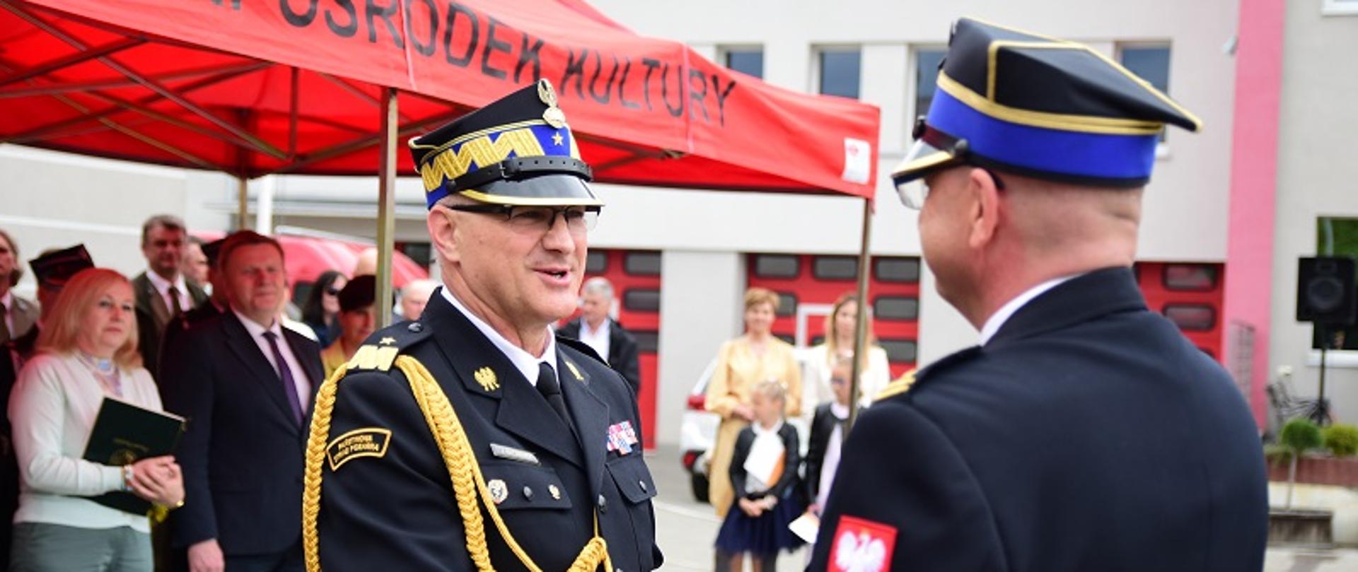 Na zdjęciu nadbryg. Jacek Kaczmarek Kujawsko-Pomorski Komendant Wojewódzki PSP odbiera gratulacje za awans generalski od st.bryg. Dariusza Goźlińskiego Komendanta Powiatowego PSP w Tucholi.