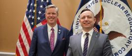 Prezes Państwowej Agencji Atomistyki, Andrzej Głowacki (z prawej) oraz przewodniczący Christopher T. Hanson z Komisji Dozoru Jądrowego Stanów Zjednoczonych (NRC) podczas spotkania roboczego