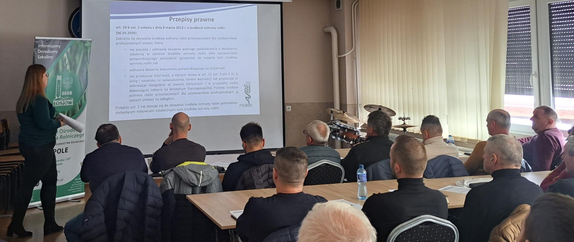 Pracownik WIORiN w Opolu podczas prezentacji