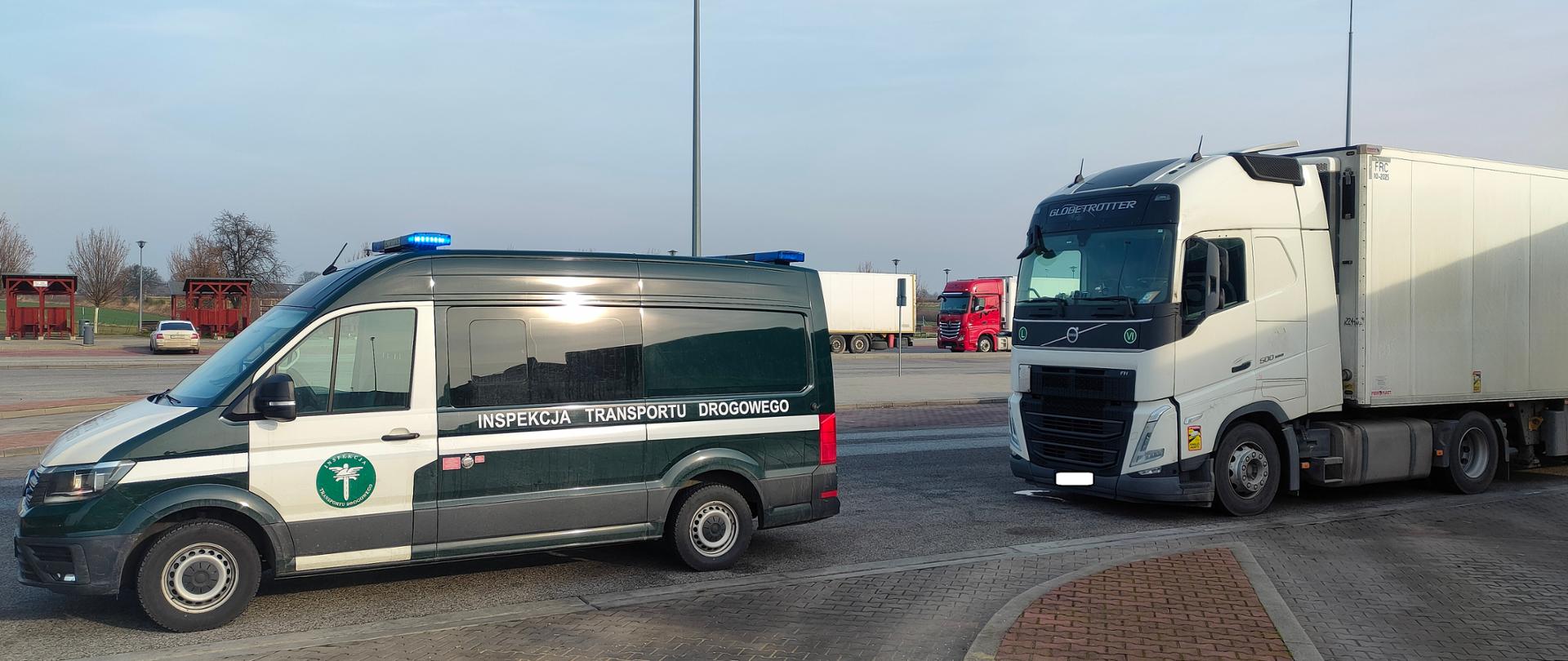 Radiowóz ITD i kontrolowany pojazd na parkingu