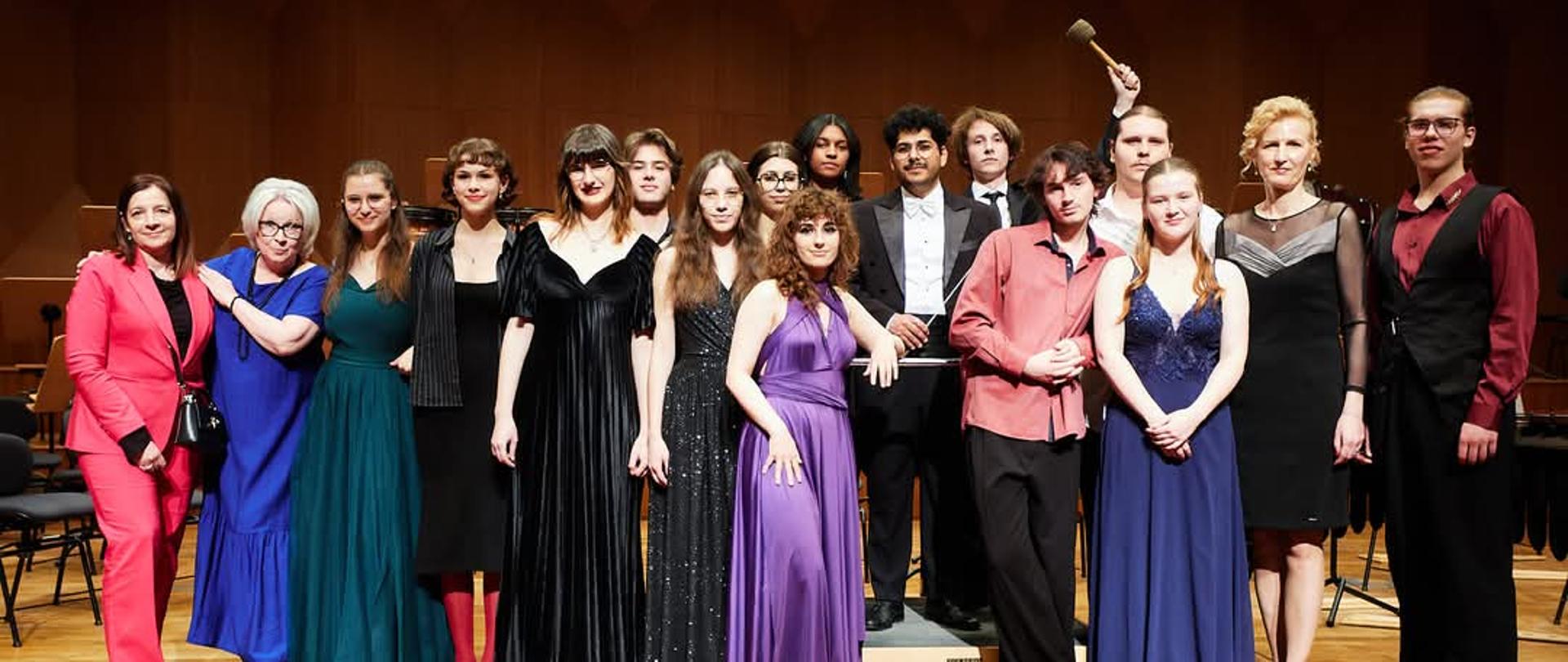 Uczniowie ZPSM po koncercie w Filharmonii Koszalińskiej stoją obok siebie z nauczycielami