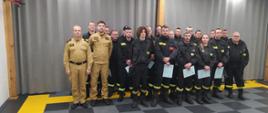 Zdjęcie przedstawia funkcjonariuszy Komendy Powiatowej Państwowej Straży Pożarnej w Lesku oraz druhów Ochotniczych Straży Pożarnych z terenu powiatu leskiego podczas szkolenia kierowców - konserwatorów sprzętu ratowniczego OSP.