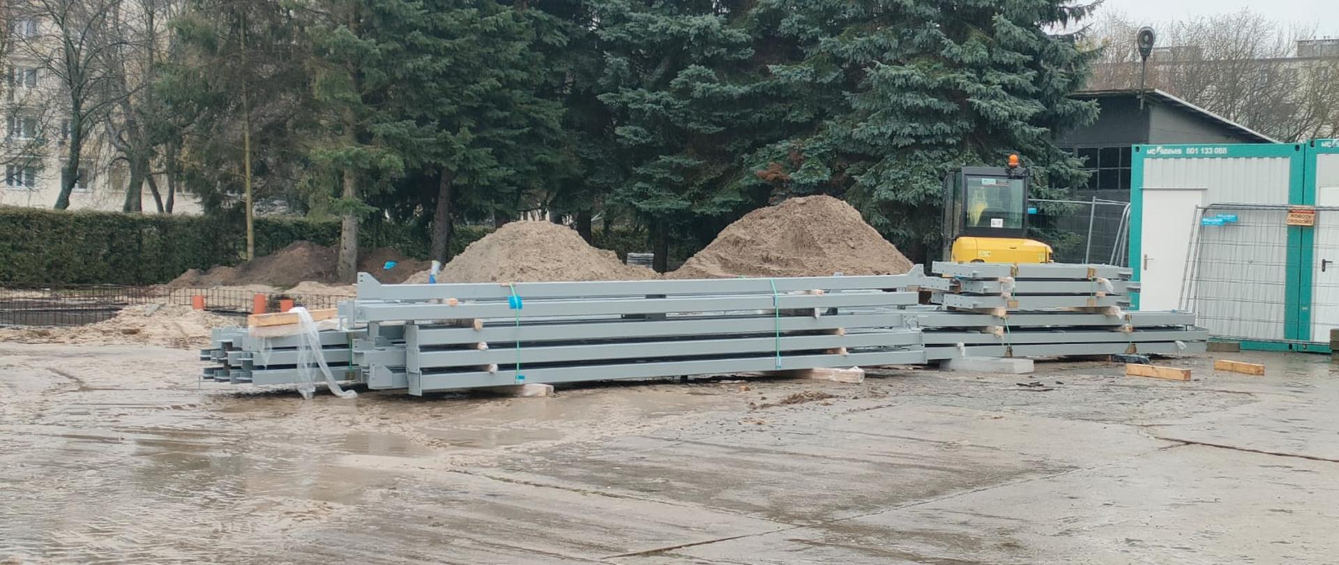 plac budowy i rozładunek stalowych elementów