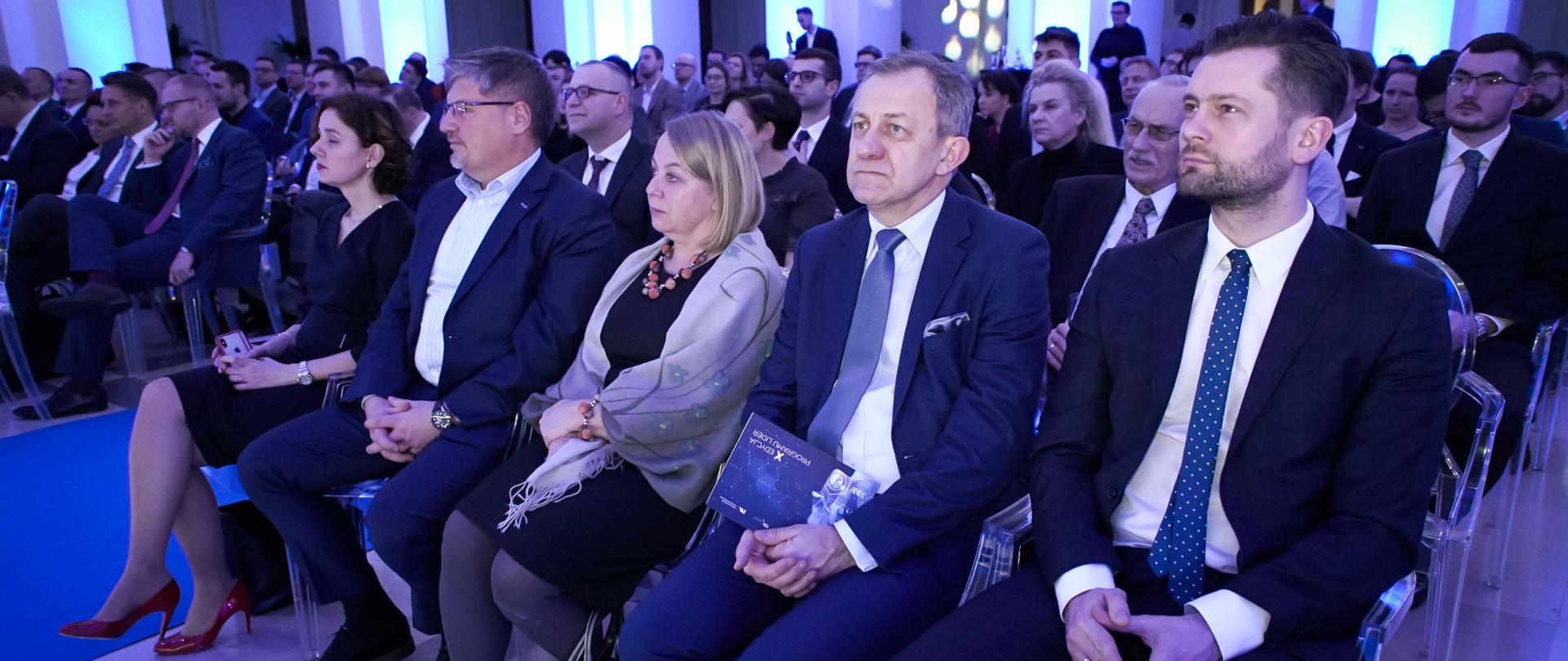 Uczestnicy gali programu Lider NCBR, pierwszy z prawej wiceminister Kamil Bortniczuk