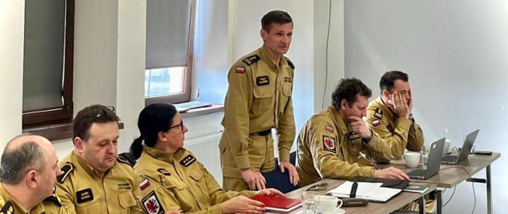 Spotkanie robocze w Łubiance. Przemawia zastępca Kujawsko-Pomorskiego Komendanta Wojewódzkiego