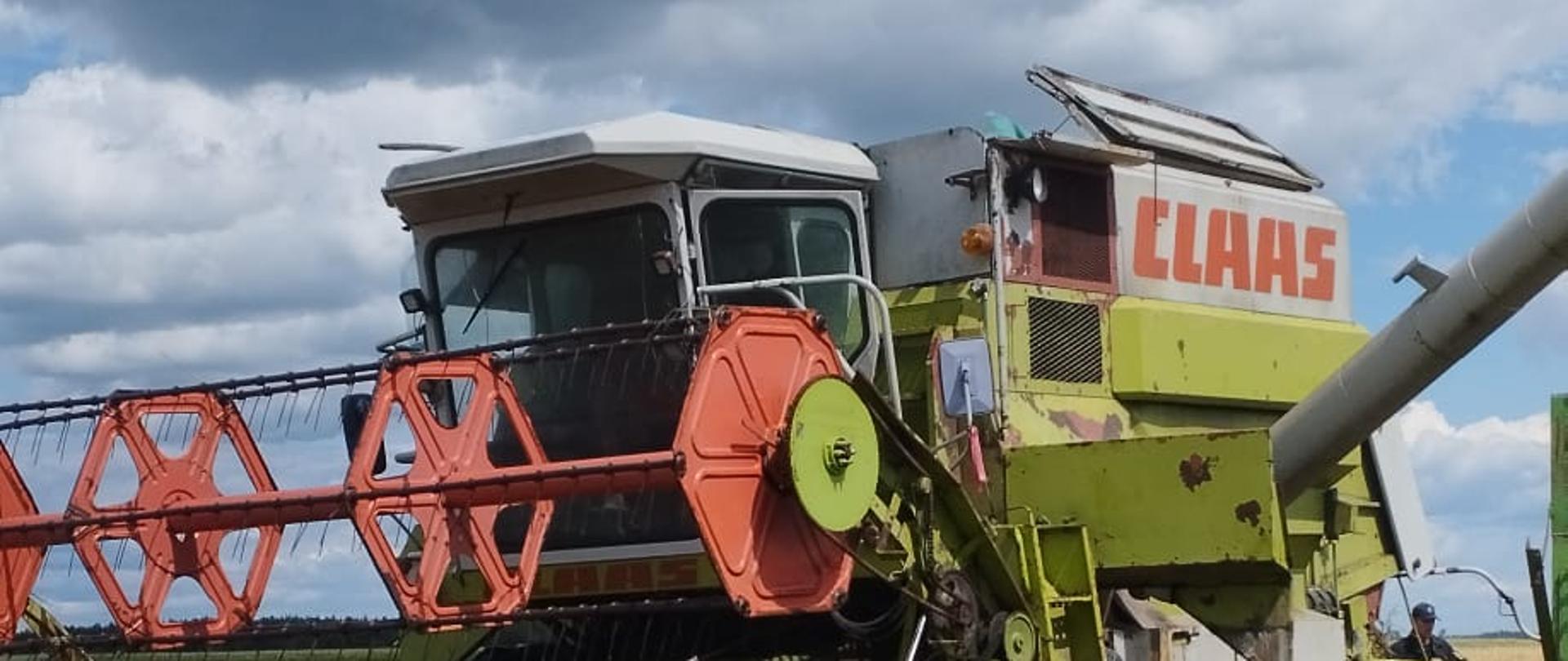 POŻAR KOMBAJNU ORAZ ZBOŻA NA PNIU