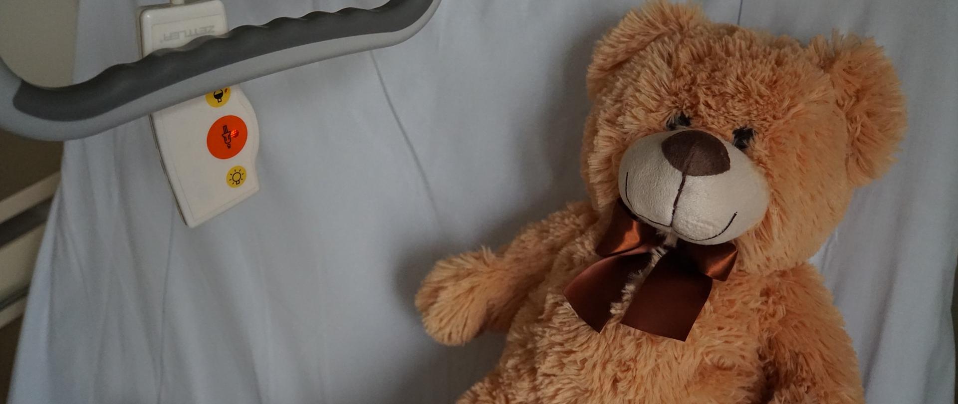 miś - maskotka leżący na szpitalnym łóżku 