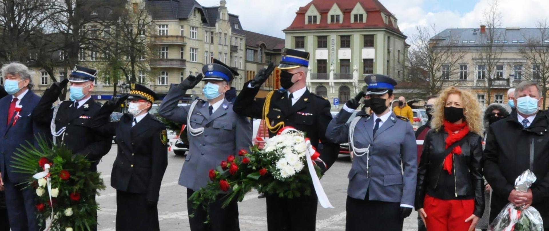 Zdjęcie przedstawia przedstawicieli służb mundurowych uczestniczących w obchodach.