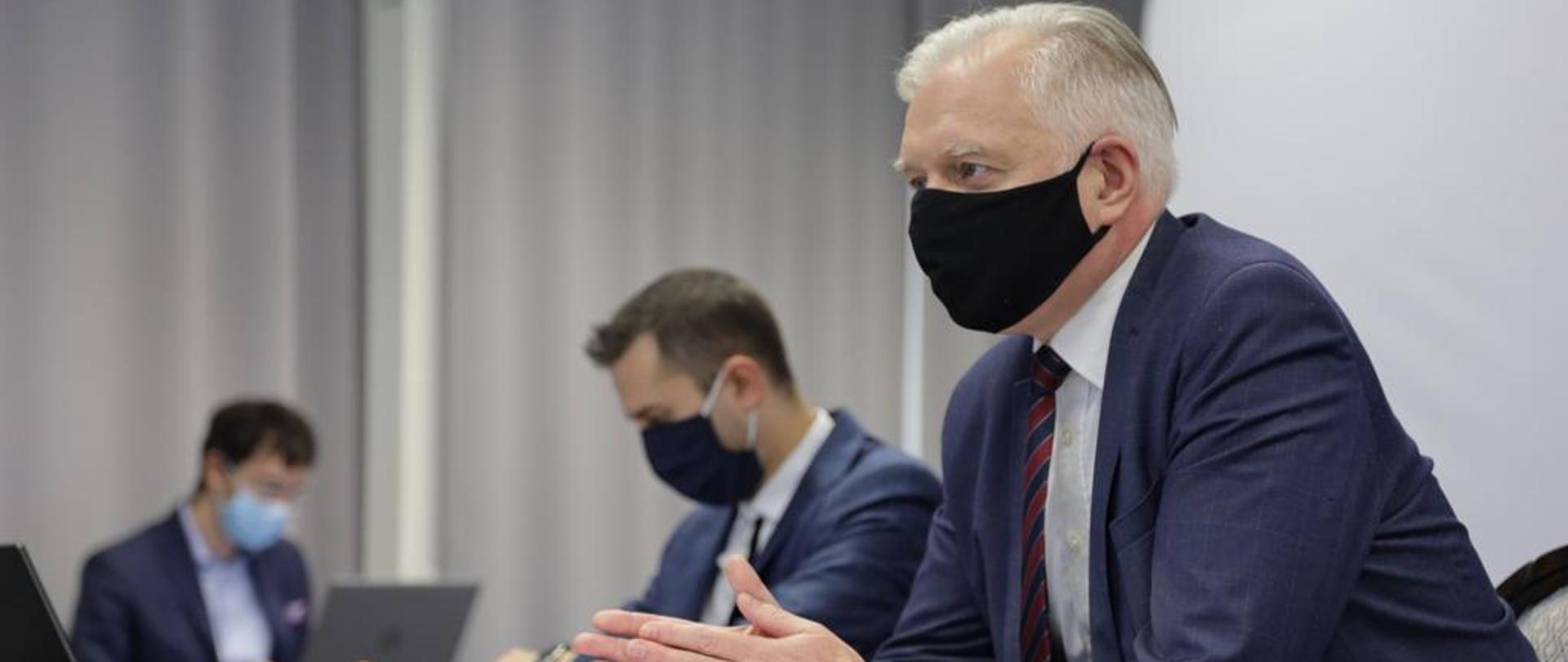 Wicepremier Jarosław Gowin podczas konsultacji z branżą turystyczną.