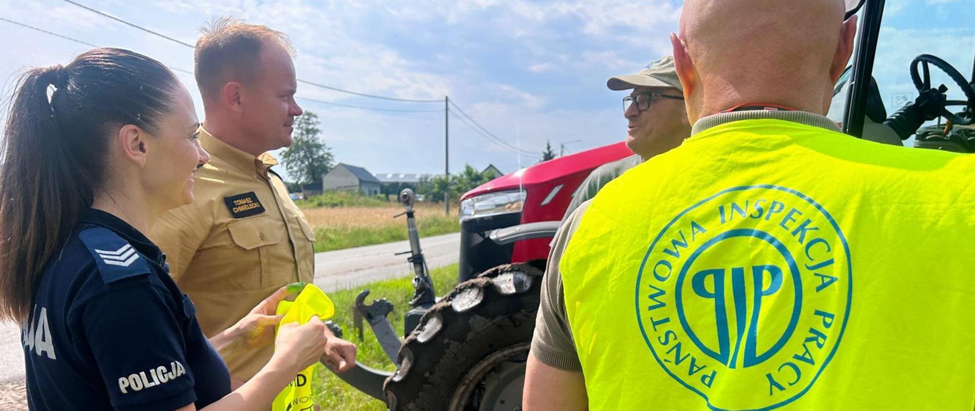 Służby podczas rozmowy z rolnikiem