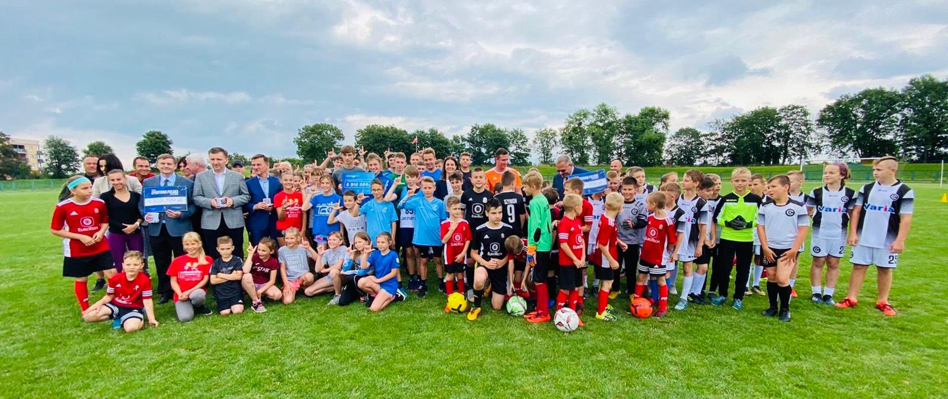 Nakło nad Notecią - zdjęcie grupowe na boisku