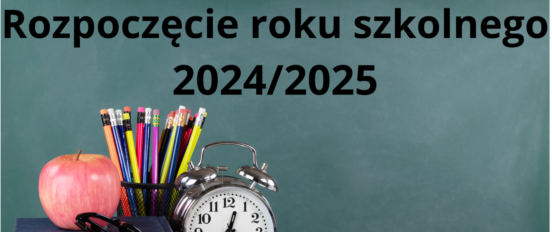 Na zielonym tle czarny napis rozpoczęcie roku szkolnego 2024 2025. Pol lewej stronie budzik, książki, ołówki, jabłko, notes.