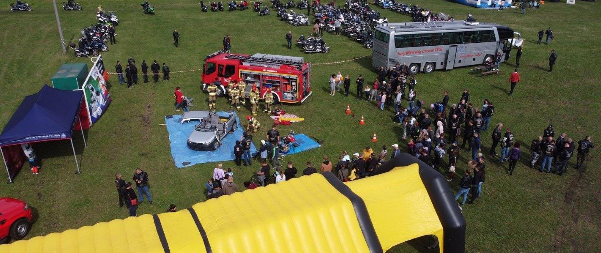 Na zdjęciu strażacy podczas pokazu udzielania pomocy w wypadku drogowym na festynie