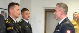 Na zdjeciu widoczny jest Komendant Powiatowy PSP w Ostrowcu Świętokrzsykim Marcin Jasiński wręczający mianowanie na wyższe stanowisko funkcjonariuszowi