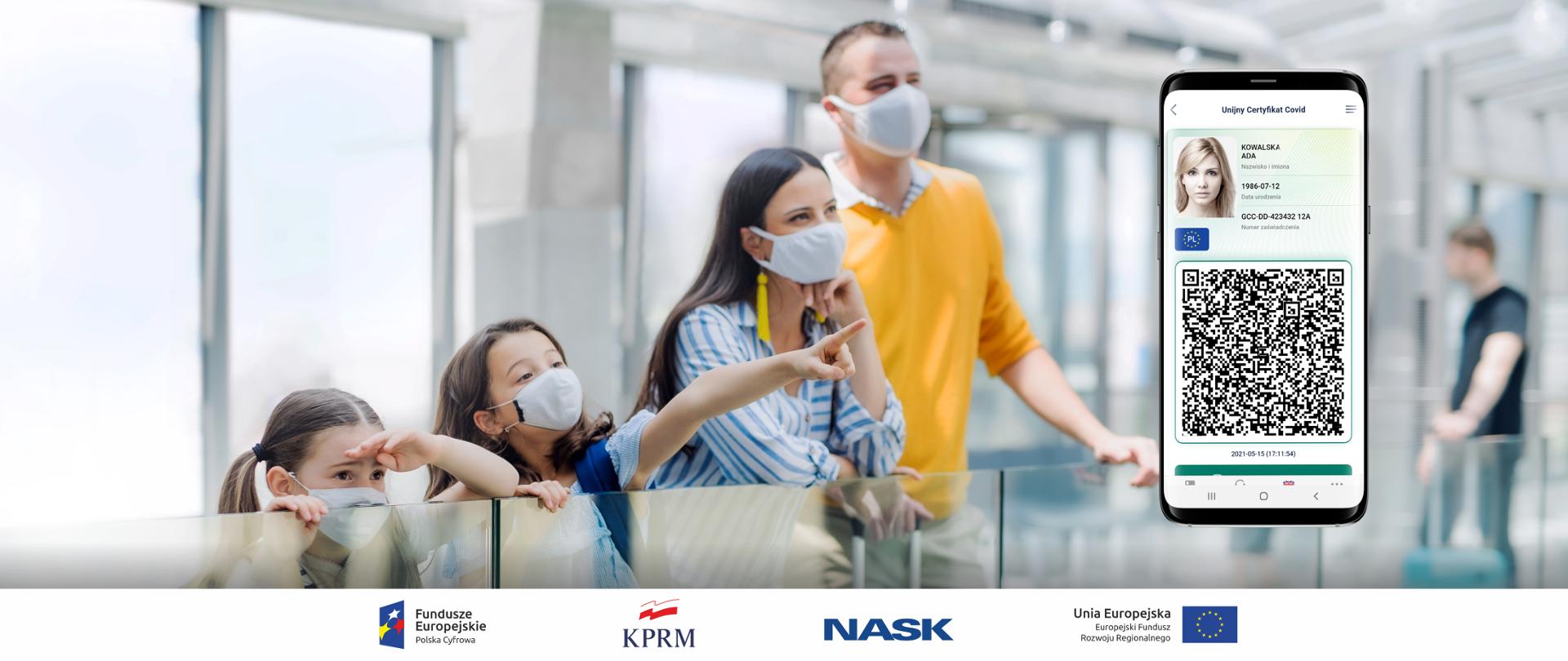 Rodzice i dwie córeczki na lotnisku, wszyscy w maseczkach, czekają na wylot na wakacje. Z prawej strony ekran telefonu z widocznym Unijnym Certyfikatem COVID w aplikacji mObywatel.