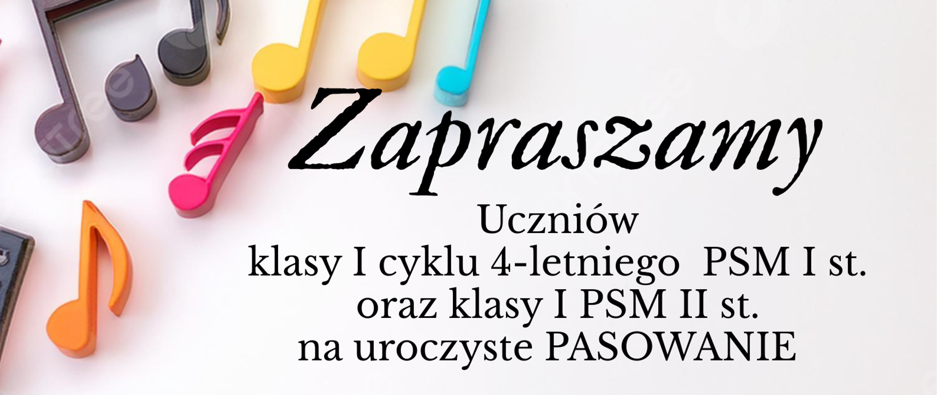 Plakat z wydarzeniem - zaproszeniem uczniów klasy I cyklu 4-letniego PSM I st. oraz klasy I PSM II st. na Pasowanie, które odbędzie się w dniu 13 października 2025r. o godz. 16:00 w sali koncertowej ZPSM w Dębicy; pasowanie na ucznia odbędzie się podczas Koncertu z okazji Dnia Edukacji Narodowej; tło plakatu białe, w lewym górnym i prawym dolnym rogu umieszczono kolorowe nuty, napisy czarne