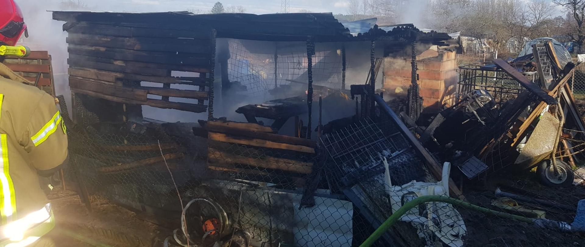 zgliszcza po pożarze altanki