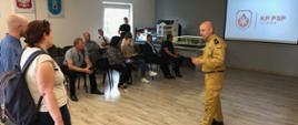 Strażak opowiadający zainteresowanym o pracy w straży pożarnej