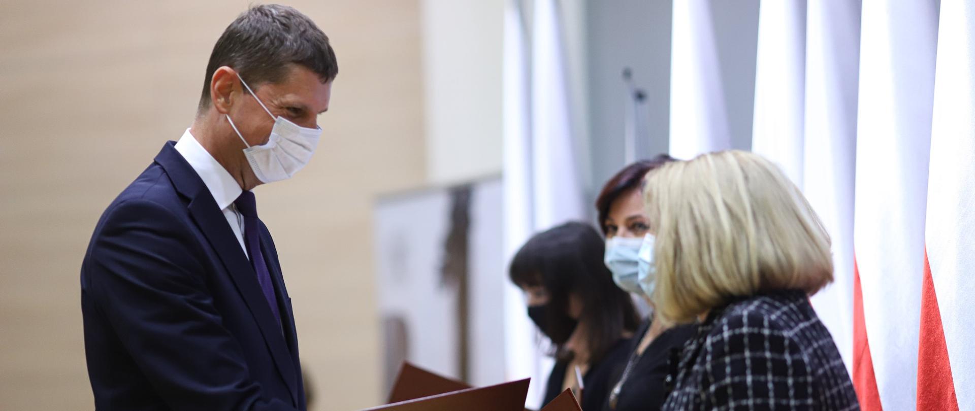 Wiceminister Dariusz Piontkowski w Olsztynie, wiceminister Dariusz Piontkowski wręcza nagrodę im. Grażyny Langowskiej.