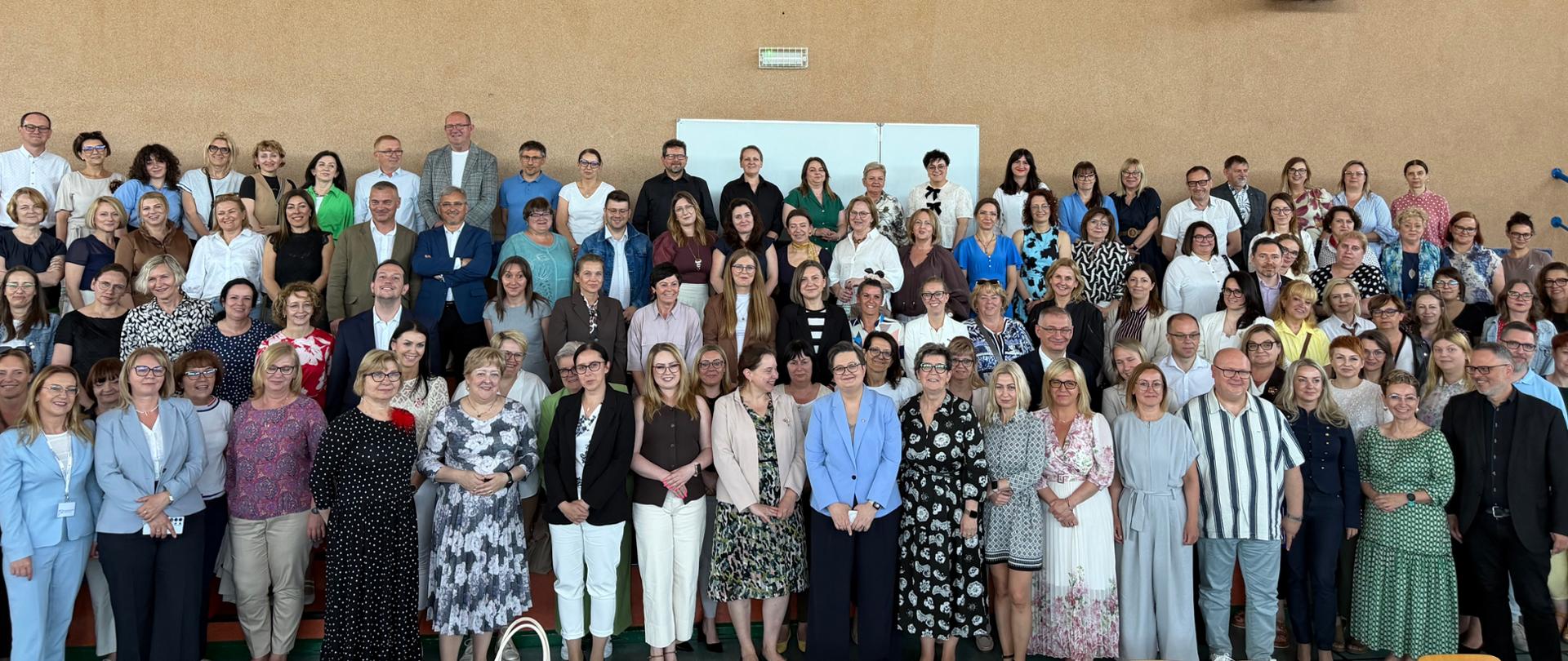 Zdjęcie przestawia wszystkich uczestników spotkania.
