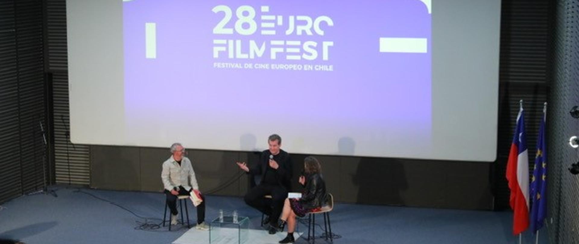 spotkanie z reżyserem po filmie na festiwalu kina europejskiego w Chile, na scenie moderator, reżyser i tłumacz