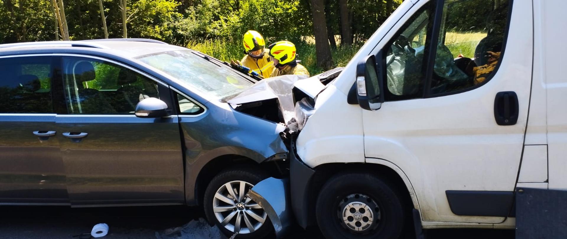 ciemny samochód osobowy zderzyła się z białym busem 