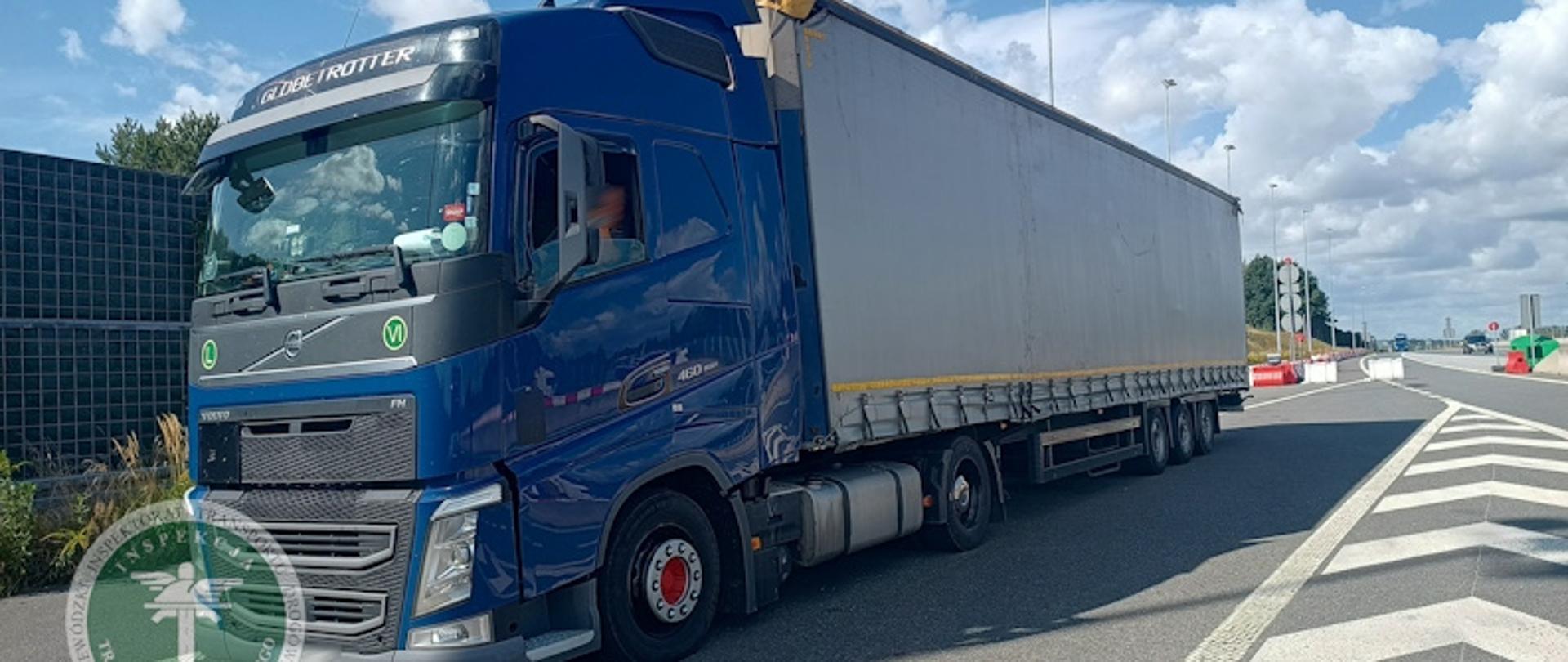 Niebieska ciężarówka zaparkowana na parkingu - Pojazd przewoźnika z Bułgarii kontrolowany przez inspektorów z oddziału w Wodzisławiu Śląskim