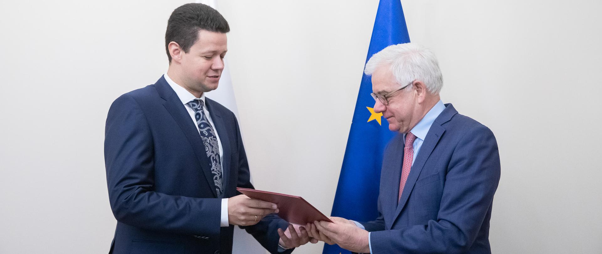 Minister Jacek czaputowicz wręcza Piotrowi Rychlikowi nominację na stanowisko ambasadora w Finlandii