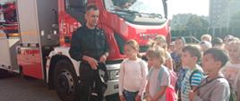 Zespół Edukacyjny "Dwunastka" z wizytą u ostrowieckich strażaków