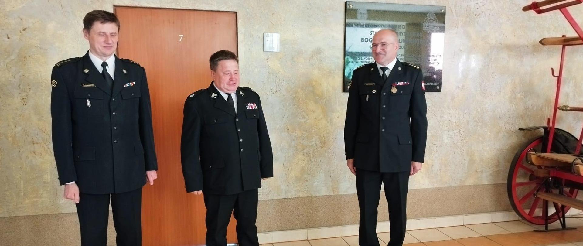 Na zdjęciu widzimy Komendantów Powiatowych oraz Druha Artura Sterne podczas pożegnania. 
