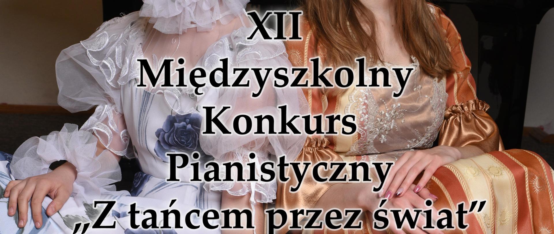 W pomieszczeniu. Na pierwszym planie dwie dziewczynki siedzące obok siebie w strojach stylizowanych na stroje z poprzednich epok. Za ich plecami na tle białej ściany zwrócony klawiaturą do przodu czarny fortepian z otwartą klapą. Ponad to na plakacie znajdują się: na górze nazwa oraz logotyp szkoły, na środku plakatu - nazwa, data oraz harmonogram konkursu, a na dole strony logotypy instytucji wspierających imprezę. Są to od lewej strony: Urząd Miejski w Oławie, Powiat Oławski, Związek Nauczycielstwa Polskiego Oddział w Oławie i Centrum Sztuki ODRA w Oławie.