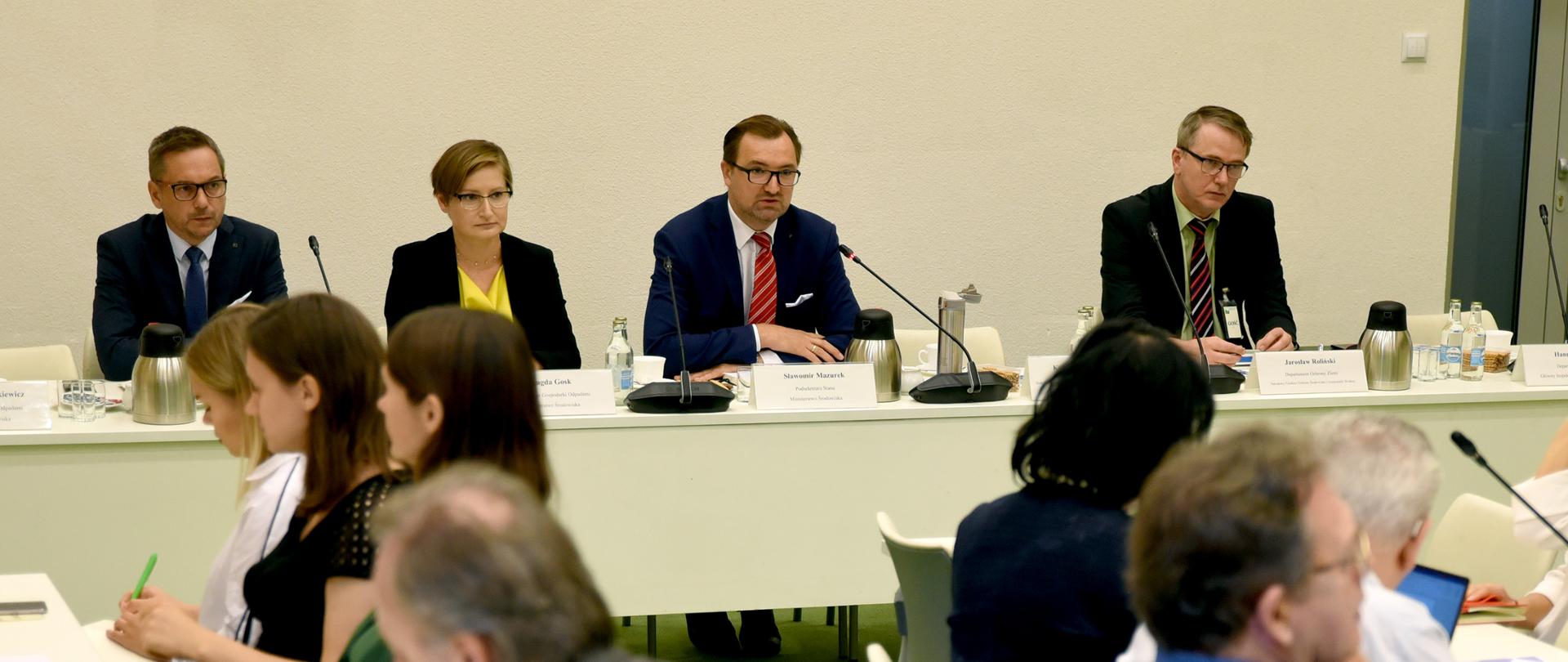 Wiceminister Sławomir Mazurek na spotkaniu dotyczącym ROP