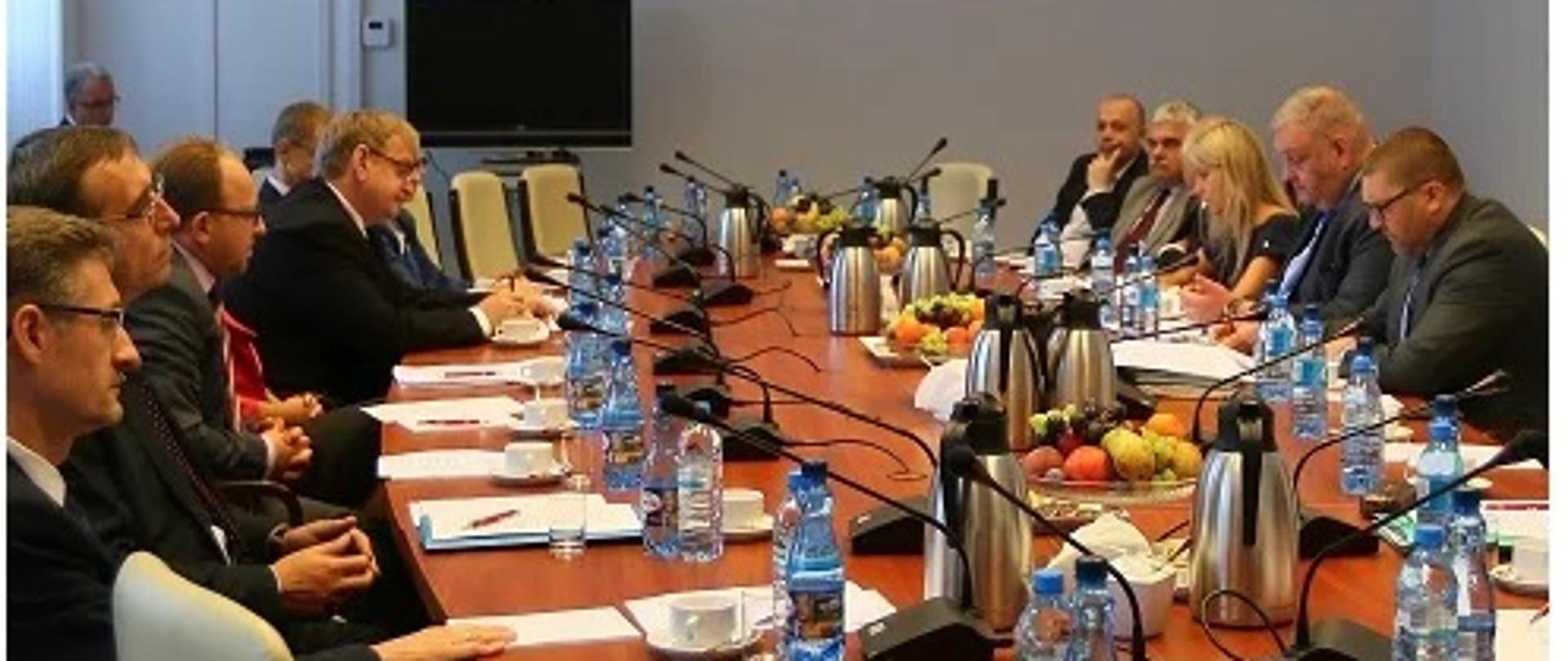 zdjęcia przedstawiające kierownictwo prokuratury przy okrągłym stole podczas Posiedzenia Krajowej Rady Prokuratorów przy Prokuratorze Generalnym w dniu 30 sierpnia 2017 r.