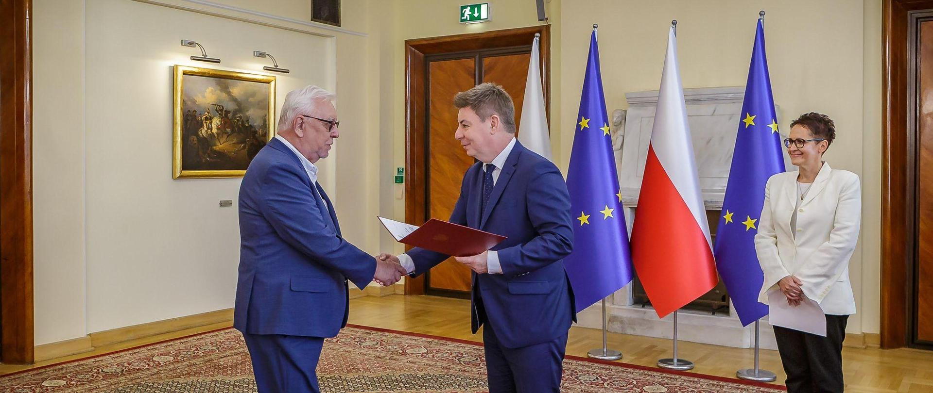 Szef Kancelarii Prezesa Rady Ministrów, Jan Grabiec, wręcza powołania nowym członkom Rady Rakowej Szkoły Administracji Publicznej