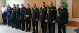 Na zdjęciu widzimy od prawej Kujawsko-Pomorskiego Komendanta Wojewódzkiego PSP nadbrygadiera Jacka Kaczmarka, Zastępcę Komendanta Powiatowego PSP w Rypinie mł. kpt. Marcina Czarneckiego, byłego Kujawsko-Pomorskiego Komendanta Wojewódzkiego PSP nadbryg. w stanie spoczynku Janusza Halaka, Zastępcę Kujawsko-Pomorskiego Komendanta Wojewódzkiego PSP st. bryg. Roberta Wiśniewskiego oraz innych zaproszonych na uroczystość gości.