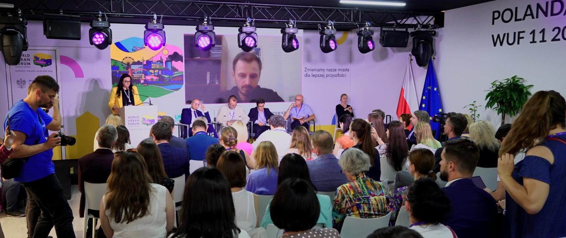 na zdjęciu po lewej - przemawiająca wiceminister funduszy i polityki regionalnej Małgorzata Jarosińska-Jedynak oraz uczestnicy panelu