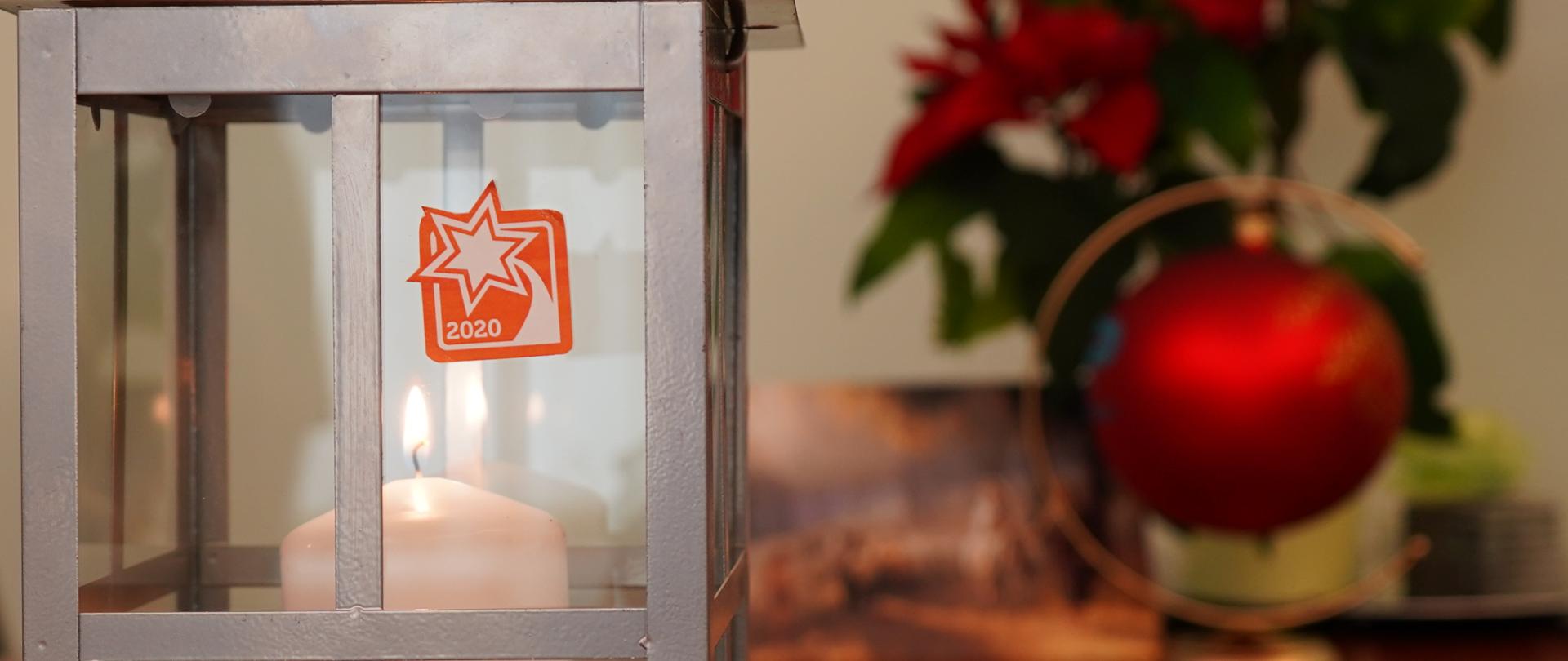 lampion z palącą się świeczką 