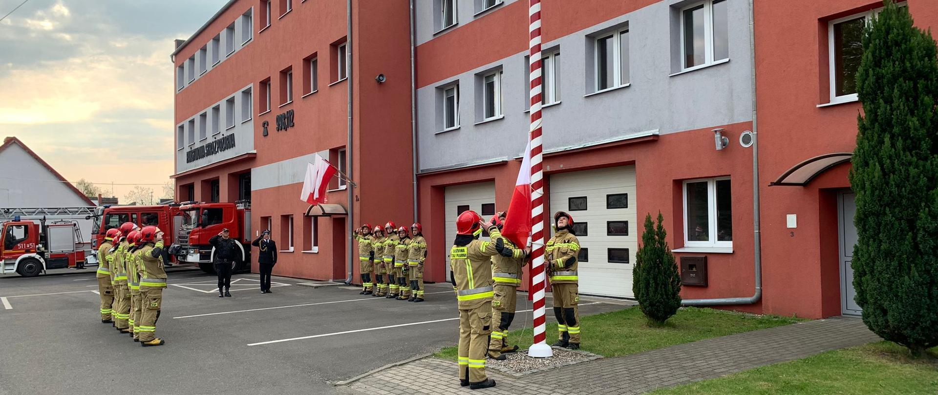 Strażacy podczas podnoszenia flagi.