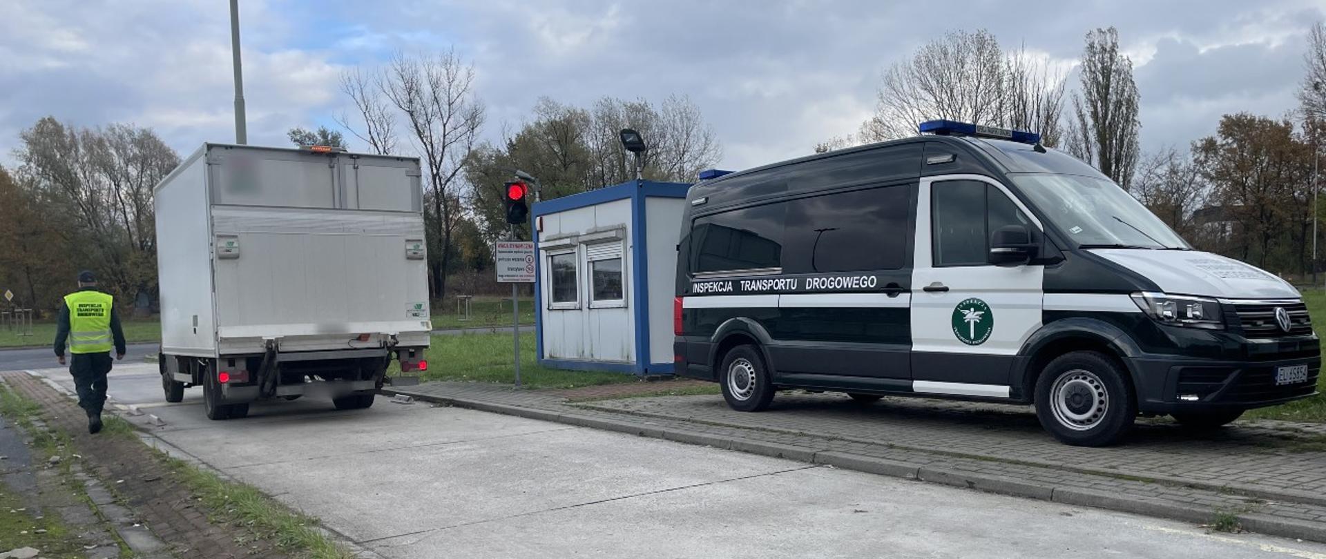 Kontrole tonażu busów prowadzone przez inspektorów Inspekcji Transportu Drogowego na terenie Łodzi.