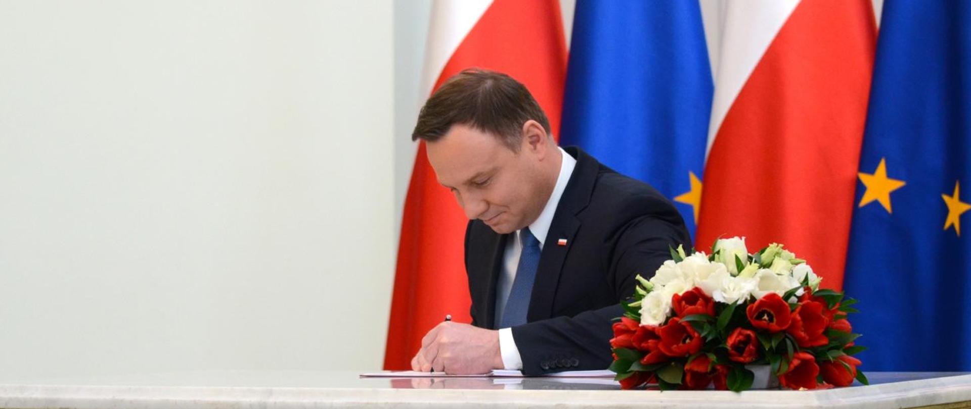 Ustawa o świadczeniu wspierającym z podpisem Prezydenta