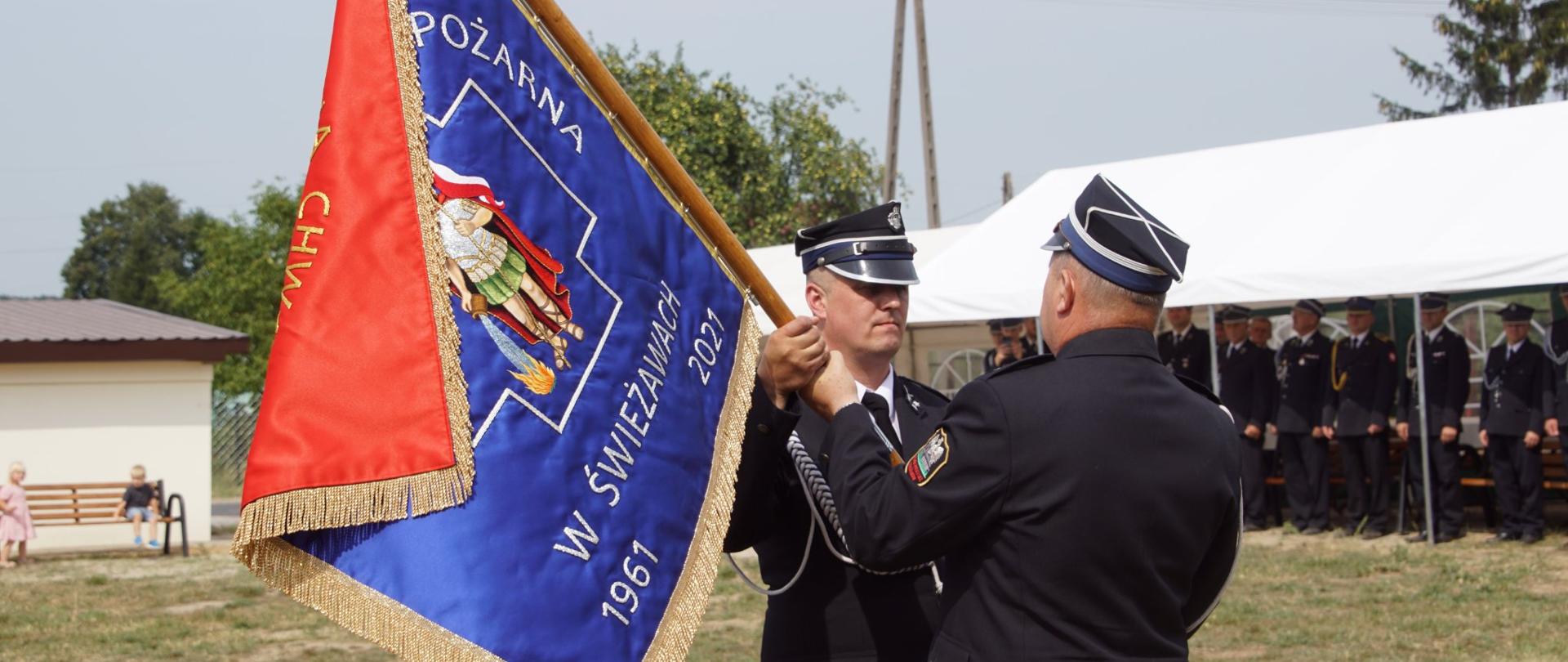 Na zdjęciu widzimy uroczyste nadanie sztandaru Ochotniczej Straży Pożarnej w Świeżawach.