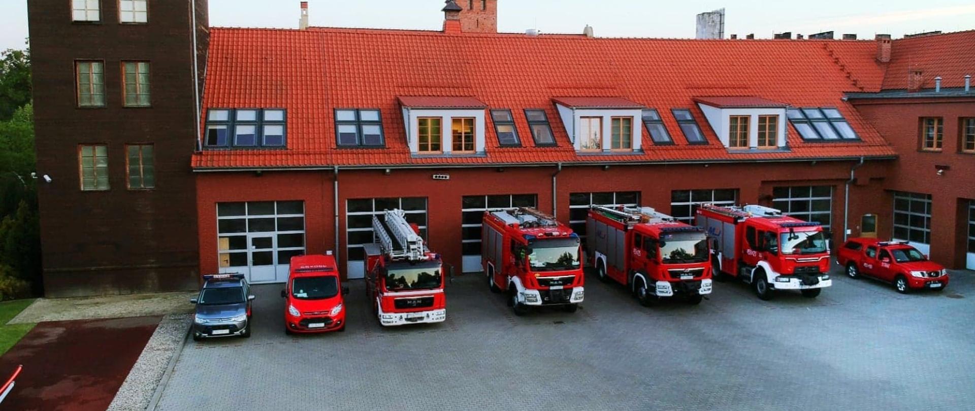 Zdjęcie przedstawia budynek Jednostki Ratowniczo - Gaśniczej ze wspinalnią. Przed budynkiem od lewej strony stoją:
SLOp Mitshubishi Outlander -(OF-450-91),
Ford Transit Custom - (OF- 450-55) ( do przewozu 9 osób),
MAN TGL 12.250 - (OF-451-54) - rok produkcji 2010r – SHD 23,
MAN TGM 18.340 – (OF -451-26) - rok produkcji 2015r – GCBA 4,5/32/2,5,
MAN TGM 18.320 – ( OF-451-25) – rok produkcji 2019r - GCBA 5/42/5,
Reanault – (OF -451-21) - rok produkcji 2019r – GBA 2,5/30/4,7,
Nissan Navara – (451-90) - rok produkcji 2012r – SLRR.