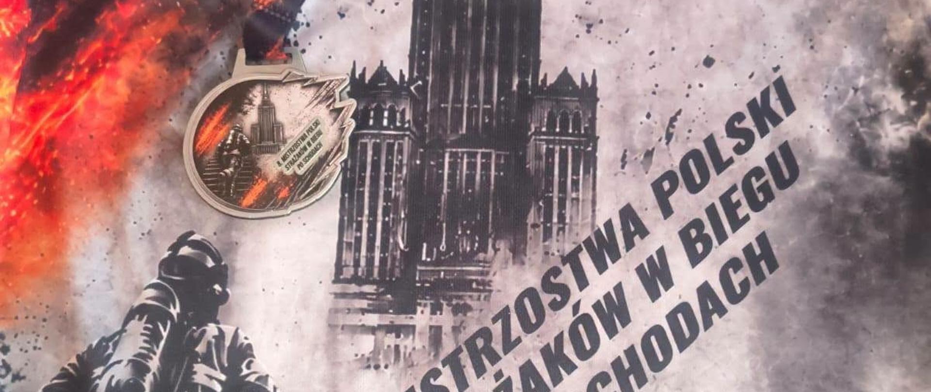 Na zdjęciu przedstawiono pamiątkowy medal oraz koszulkę z 8. Mistrzostw Polski Strażaków w Biegu po Schodach – „Wieżowiec 2026”. Grafika nawiązuje do charakteru zawodów – widoczny jest strażak w aparacie ochrony dróg oddechowych, biegnący po schodach, a w tle znajduje się sylwetka warszawskiego wieżowca. Całość utrzymana jest w dynamicznej