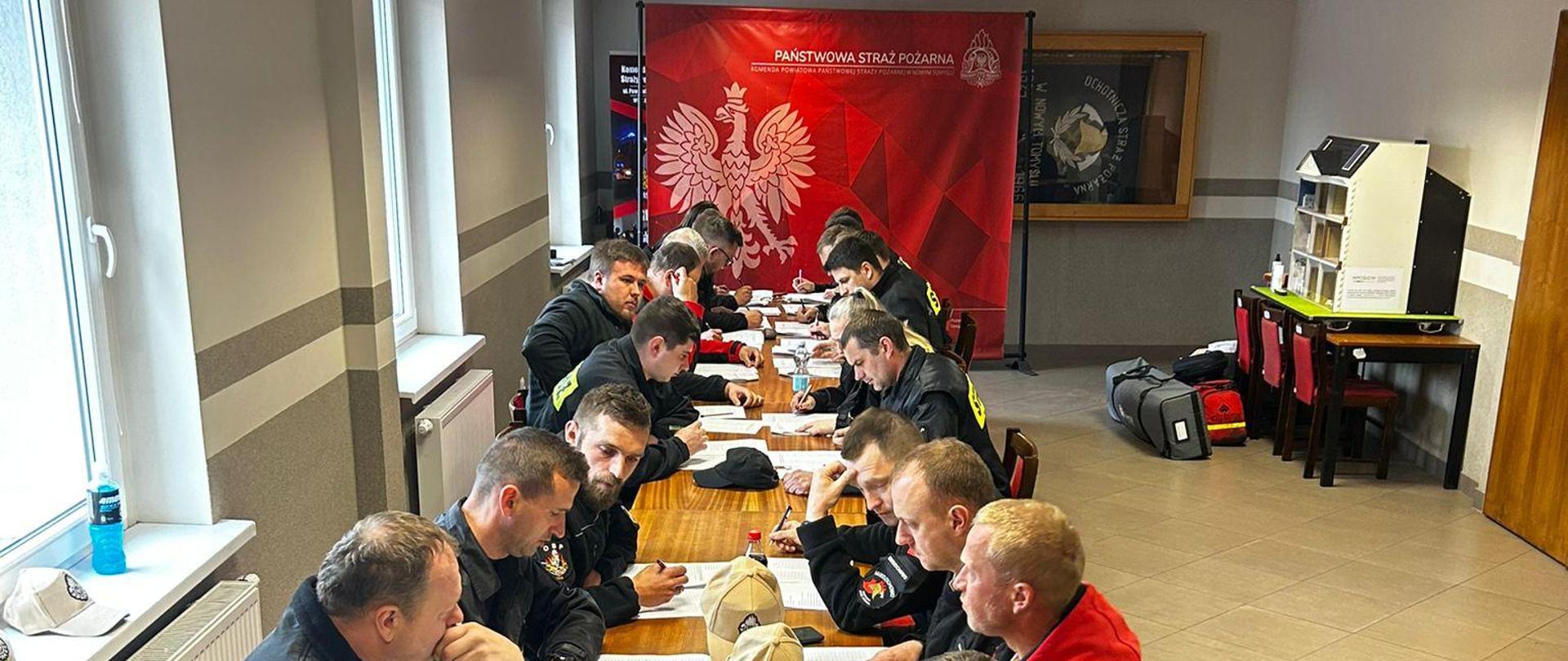 Strażacy OSP podczas egzaminu teoretycznego 