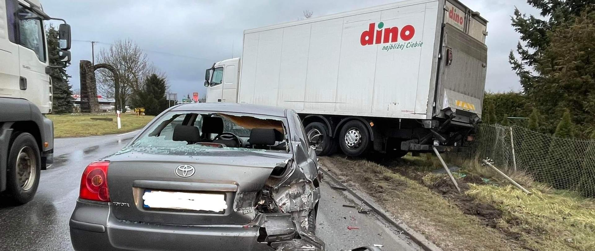 Na zdjęciu widać uszkodzony pojazd osobowy oraz ciężarowy