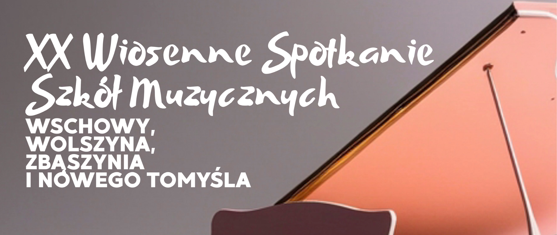 Plakat na szarym tle. Na jego środku znajduje się grafika przedstawiająca cztery kolorowe ręce sięgające do pudrowo różowego fortepianu. Na plakacie znajduje się napis: Państwowa Szkoła Muzyczna I stopnia im. Witolda Lutosławskiego w Nowym Tomyślu zaprasza na XX Wiosenne Spotkanie Szkół Muzycznych Wschowy, Wolsztyna, Zbąszynia i Nowego Tomyśla; 24.04.2026 godz. 17:00 Sala kameralna PSM I st. w Nowym Tomyślu