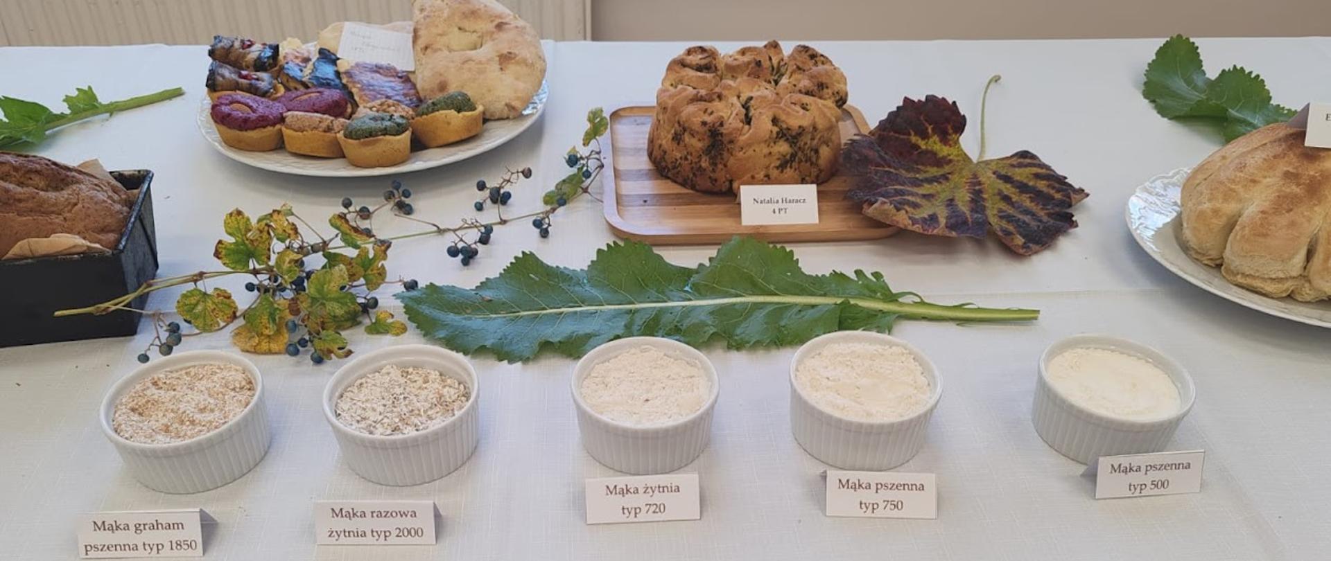 Fragment wystawy konkursowej przedstawiający rodzaje mąki i wypieki konkursowe